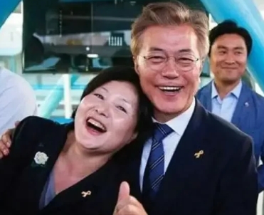 韩国总统文在寅的妻子金正淑，是最接地气的“第一夫人”！

文在寅和金正淑是自由恋