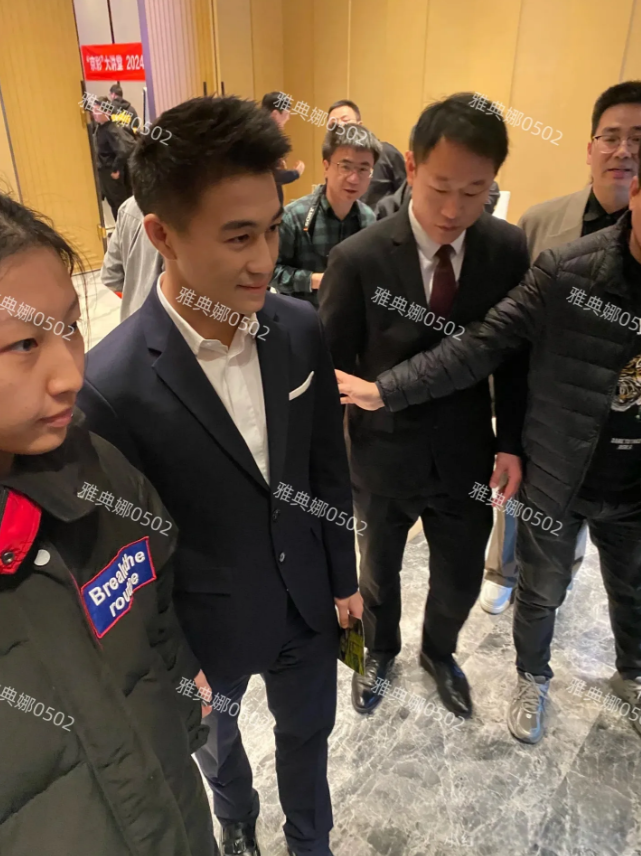 偶遇何猷君，本人太矮了1米7都没有，皮肤黝黑一点儿也没继承爸爸的高大英俊，一张小