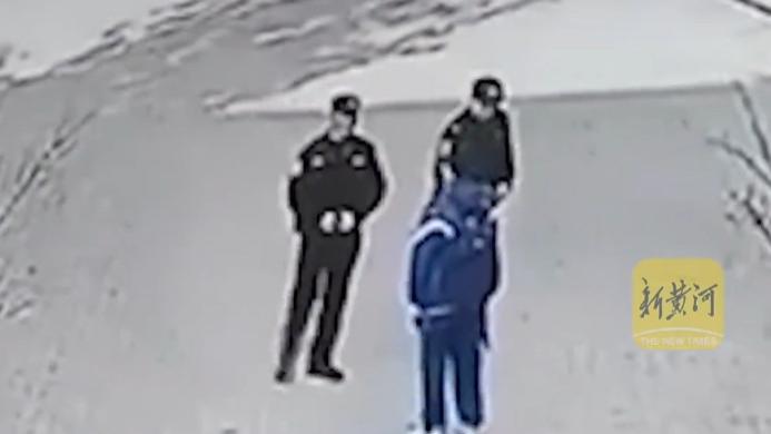 派出所副所长踢打学生后续！网友纷纷送锦旗，教育局回应耐人寻味