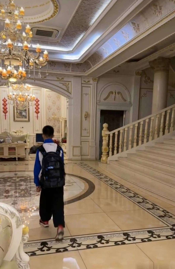 终于明白学校为什么要求都穿校服，因为这样可以让学生更加平等、和谐！