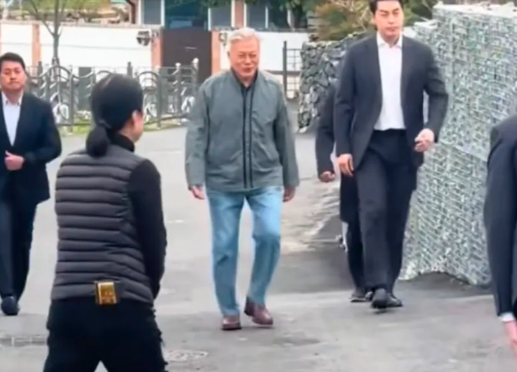 尽管文在寅已两鬓斑白，但面对国会这场荒谬的闹剧，他依然怒不可遏。他立场坚定，呼吁