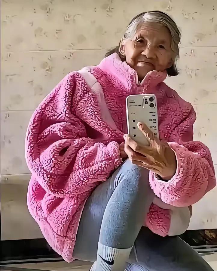 扬子妈妈的这身衣服漂亮吗？
这么青春靓丽的衣服一看就是儿媳妇黄圣依帮她买的吧！