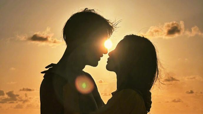 黄子韬徐艺洋合照 VS 鹿晗关晓彤合照：一边是满眼爱意，一边是满脸嫌弃？