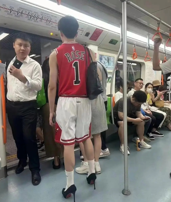 在地铁上，随时都可以遇到奇葩!