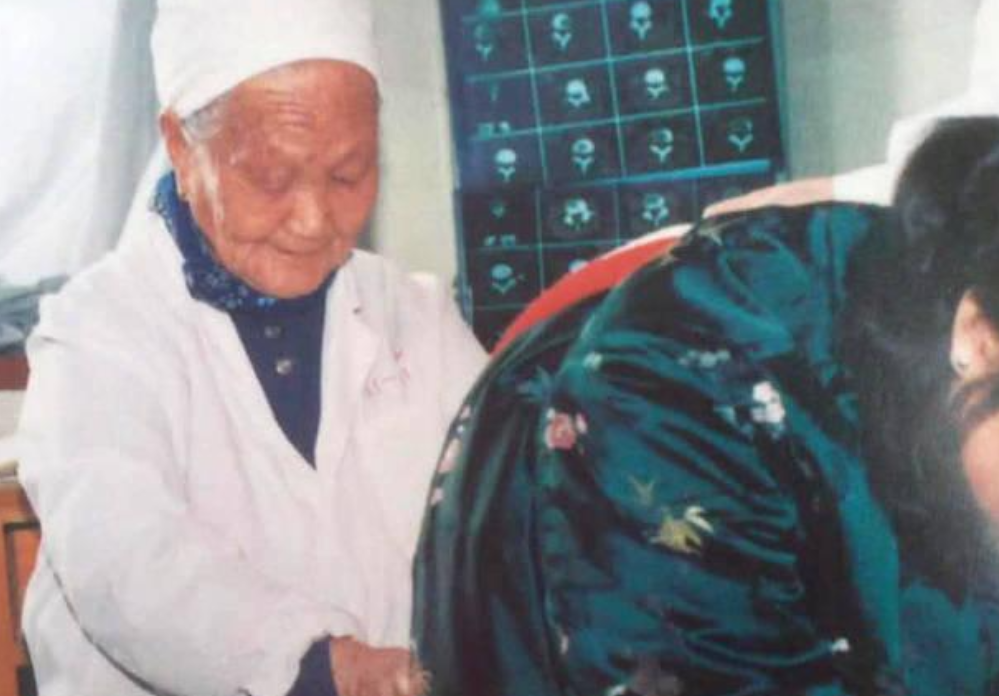 1965年，邓颖超腰部严重扭伤，用了许多方子都不见好转，周总理只好把一位女中医请进中南海。
