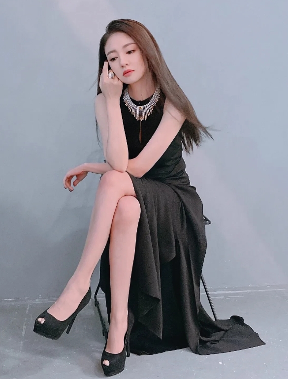 安以轩，165cm，指尖轻触。