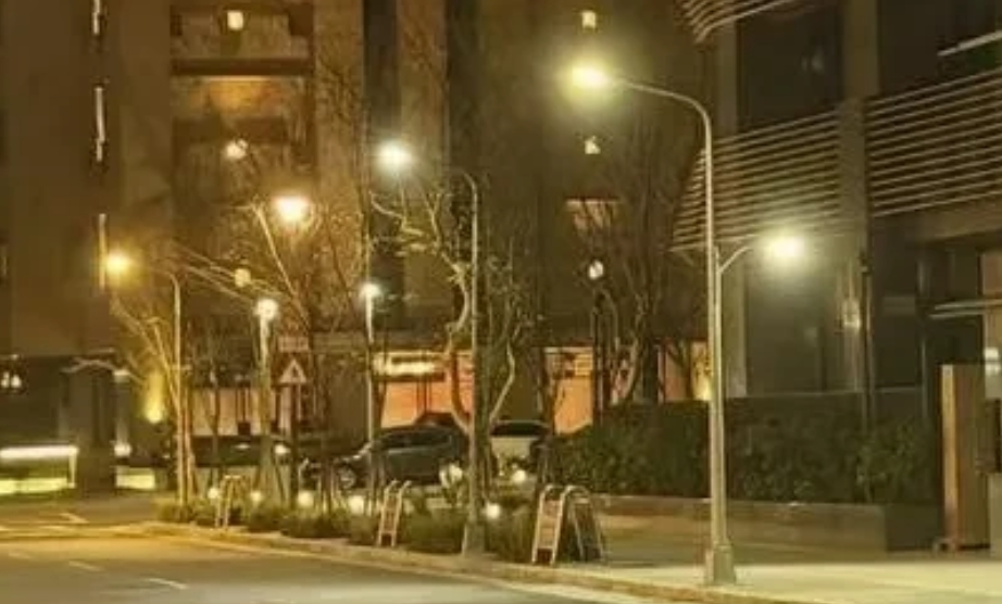 一大早看见有台媒体报道，昨晚马筱梅搬回妈妈家了…
自从泰国回湾湾后
一直没见马筱
