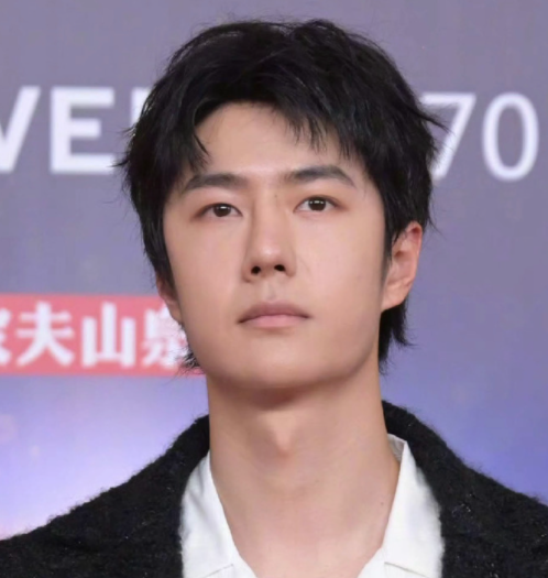 6 月 16 日，王一博出席微博电影之夜，状态不佳，引发热议。他戴假发、面容疲惫