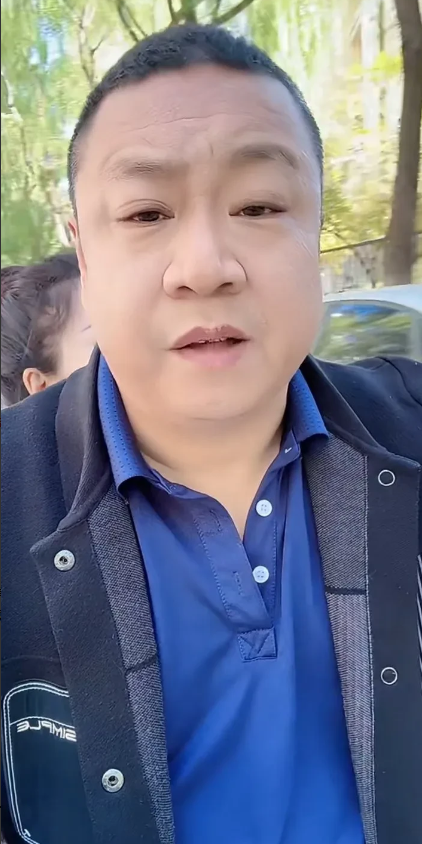被小沈阳的哥哥沈飞几句独白给说哭了，小沈阳的哥哥最近发了一个段子，说妈妈和他媳妇