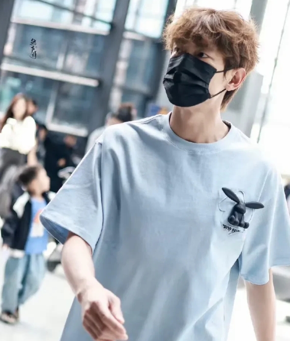 赵丽颖:  “我们今天要官宣？”

林更新:  “……，
你说了算！
反正我穿这