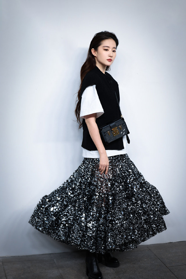 #刘亦菲出图#贫穷的我表示，这衣服真丑，因为我买不起。这人真美，尽管我见不到。