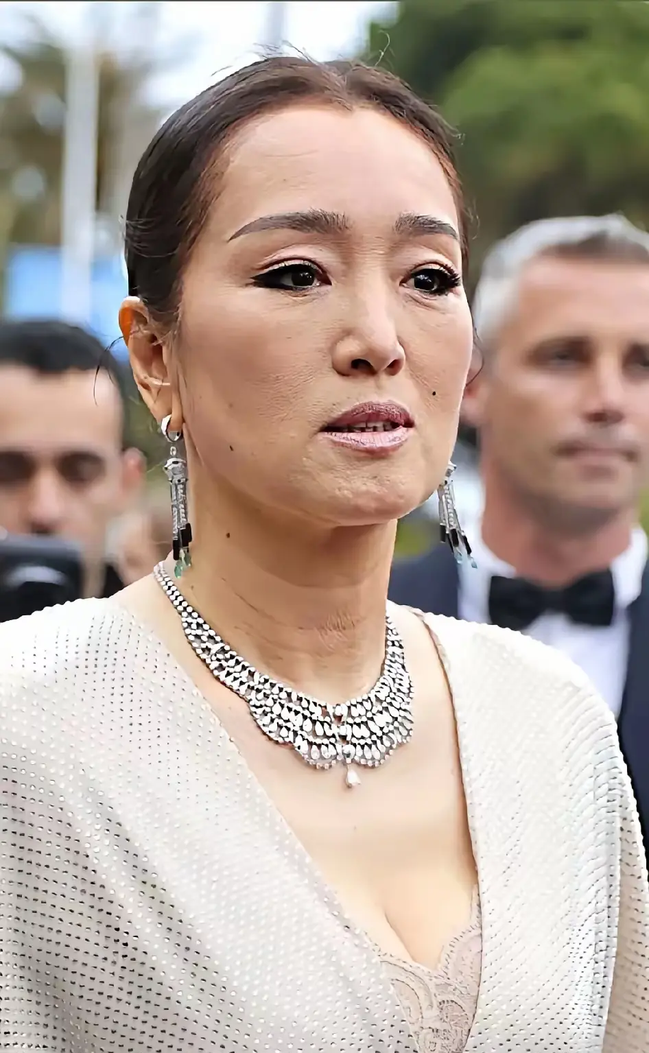 一代女星，曾经紧致光滑的肌肤，如今腊黄松弛，无可奈何花落去
阅尽千山万水，难抵风