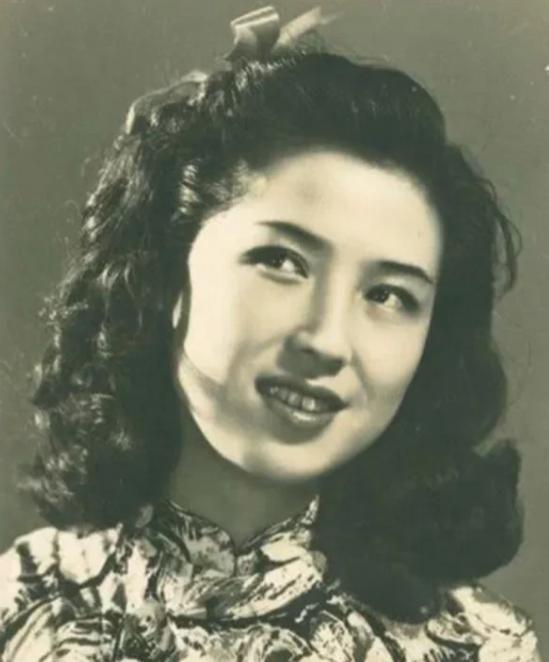 1965年，杜月笙的四姨太姚玉兰外出打牌，突然全身燥热，坐立不安，她心中有不好的