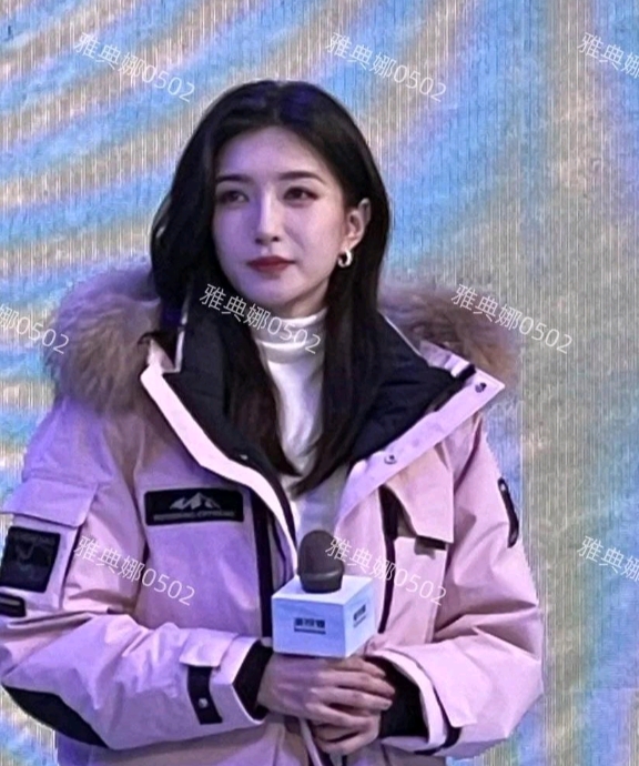 江疏影在南京莫商场做活动，本人比电视上好看多了。。。
高挑苗条冷白皮，五官秀气气