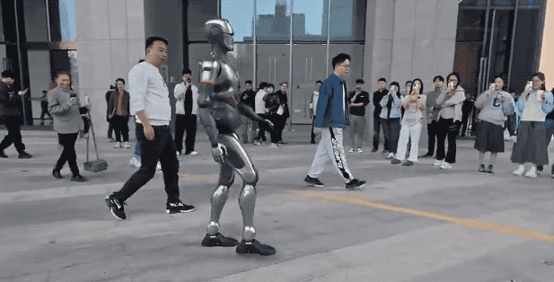 近日，在中国创新前沿——深圳，一场颠覆性变革正默默上演。坪山区，作为这场变革的领