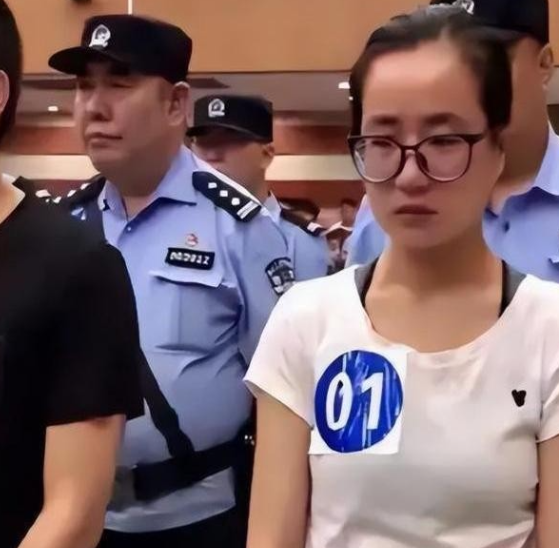 2019年，读硕士的杨春燕还在上课，突然警察登门把她逮捕，离开前，教授诧异问道：