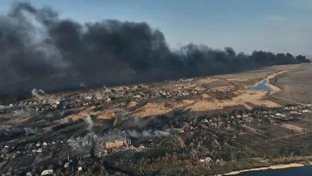 俄军死伤2万攻入战略重镇！泽连斯基：尸体成堆一个叠一个