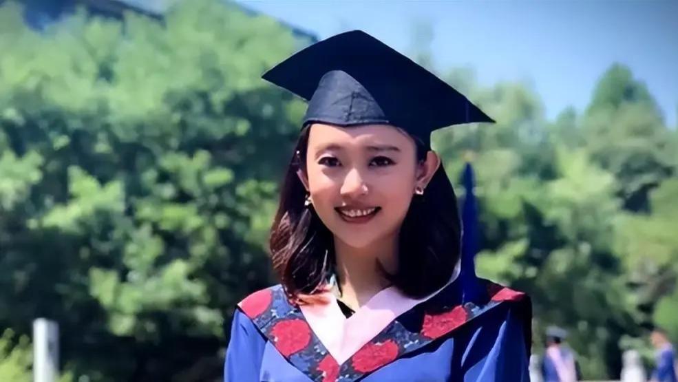 事实证明，被誉为董卿接班人的李七月，已经走上了另一条大道