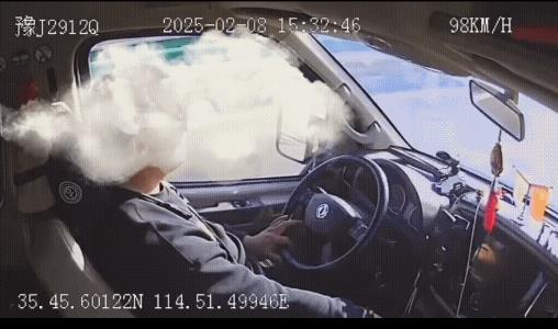 在一辆小巴车上，女乘客与司机发生争执，进而导致了车祸。司机固然有责任，女乘客也难