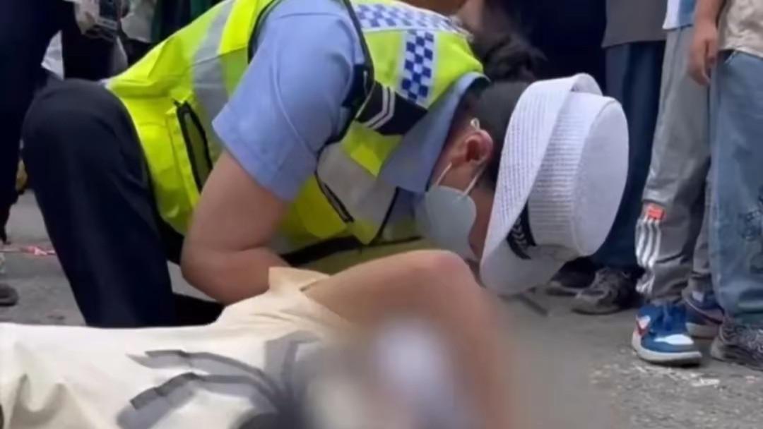 泪目了！女孩突发癫痫，女警直呼“宝贝，咬我的手，”！