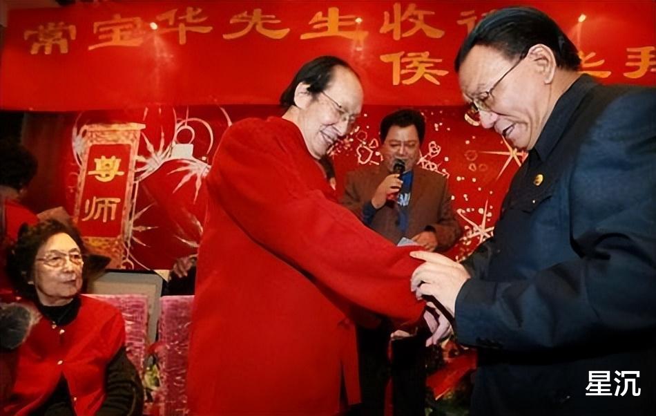 侯耀华：拜师应按照入门前后排序，但我本人是例外，牛群生气没用（侯耀华拜师仪式上师胜杰的发言录像）-第8张图片-九妖电影