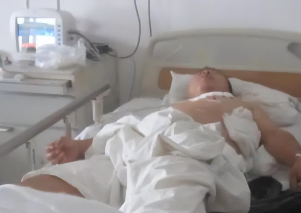 江苏南通，男子车祸生命垂危，母亲掏出全部家当抢救儿子，先后垫付26万元，儿子得救