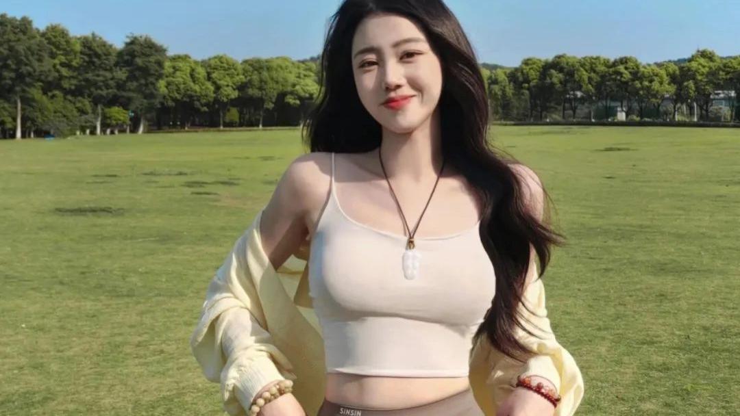 红粉佳人|运动背心+瑜伽短裤，阳光美女在春游