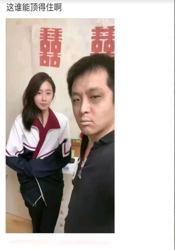 他喜欢制服。她也喜欢制服。