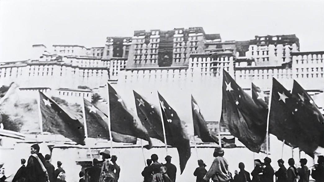 1952年进藏英雄连含冤押回新疆，司令亲自解绑，怒呵押送士兵