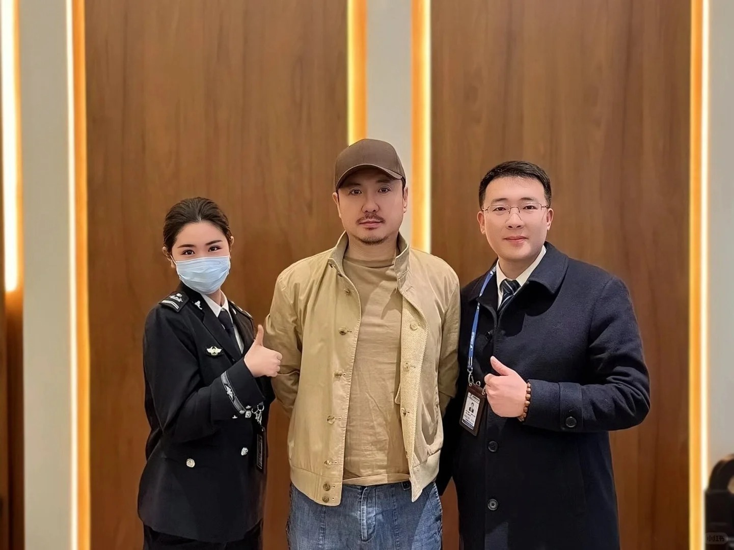 跟警察合照的错误示范和正确示范
把手露出来才是真理！
沈腾和黄渤拍得像被捕了…
