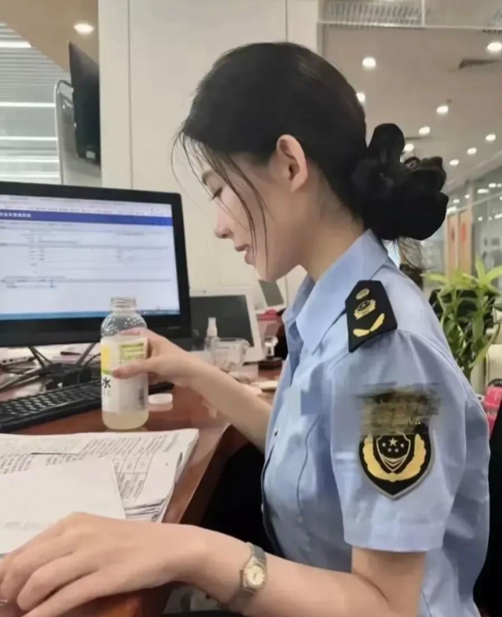 大家都想进体制内，为啥呢？！哈哈哈哈 [大笑][大笑][大笑][大笑][大笑]