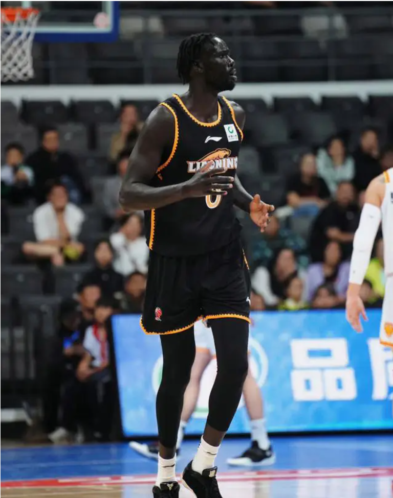 澳洲NBL篮球记者Pleb发文：“阿丘尔在为辽篮打了10场比赛后离开CBA，场均