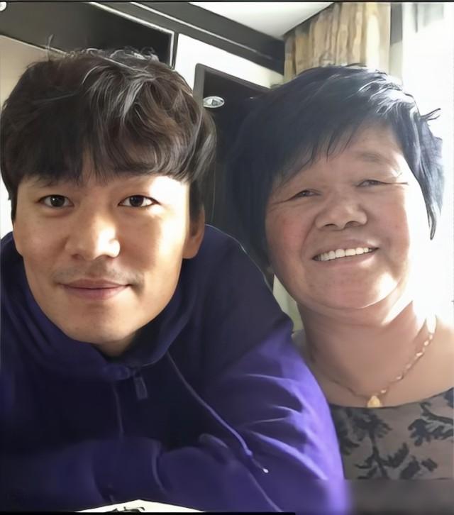 当年，王宝强因为“傻根”爆火。他和母亲逛街，突然有人指着他大笑：“看，他就是傻根