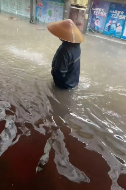 今天，广州又是水浸街的日子！水为财，小雨是小财，大雨是大财，希望广州人都能发大财
