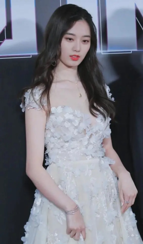 黄子韬徐艺洋领证传闻引热议，官方火速辟谣