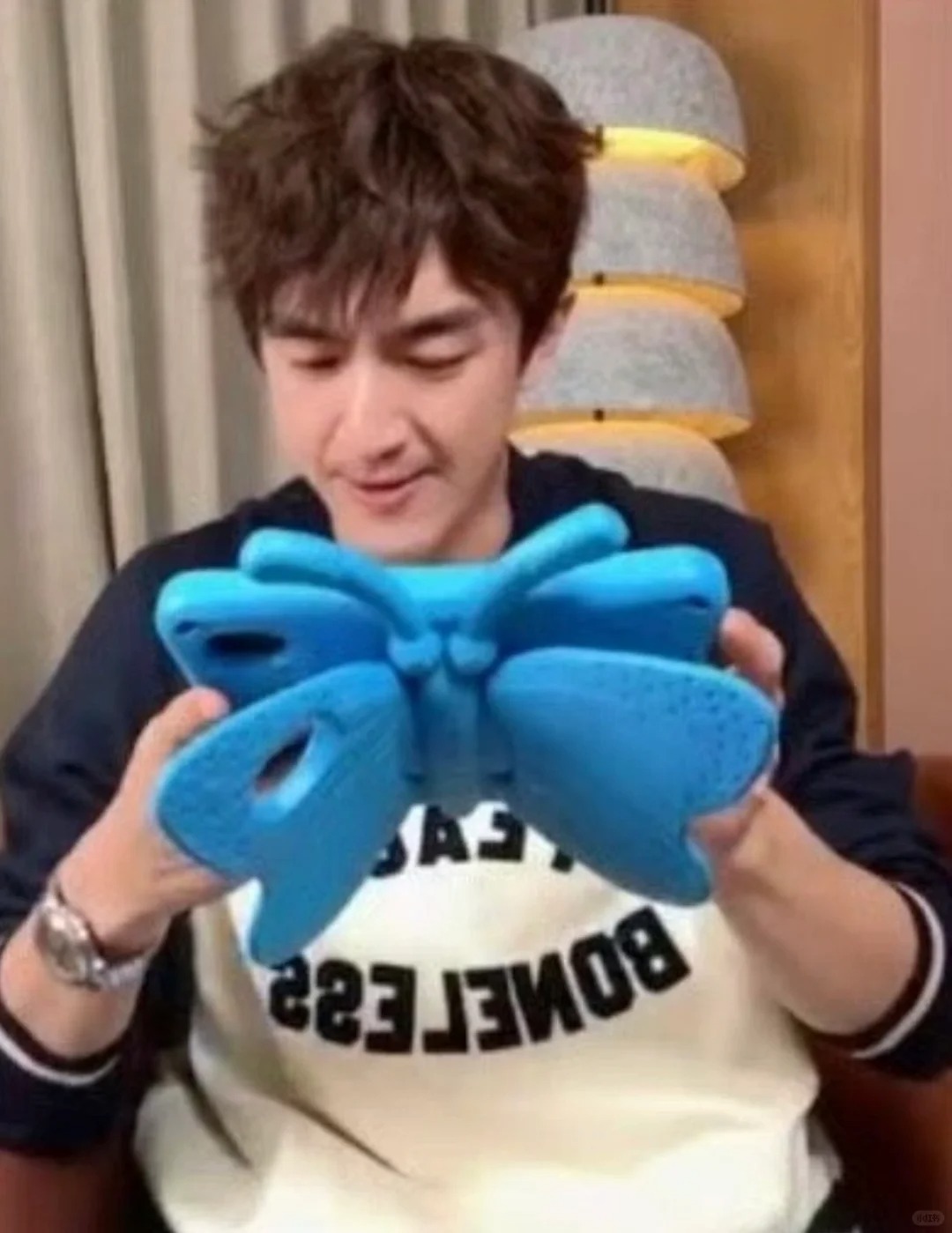 林狗的ipad壳今晚真少女
笑死了，林狗说这个壳子用了好久
没想到私下是这样的狗