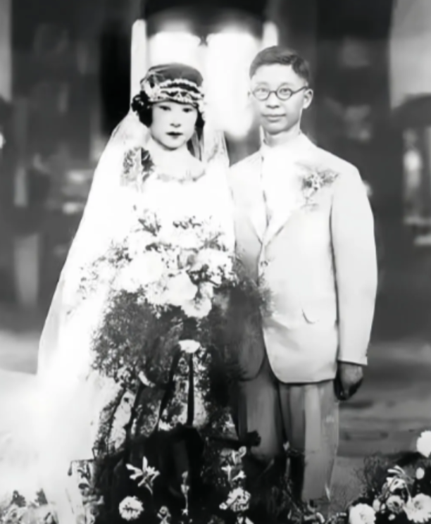 1938年，老舍与赵清阁同居，妻子得知带着3个孩子千里奔赴丈夫住所，老舍吓得筷子
