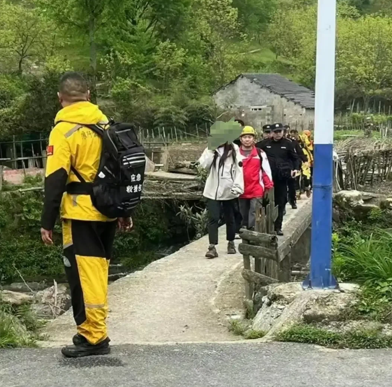 好消息，与异性朋友爬山迷路的女子已被找到。据参与寻找的当地村民说，失联者无大碍，