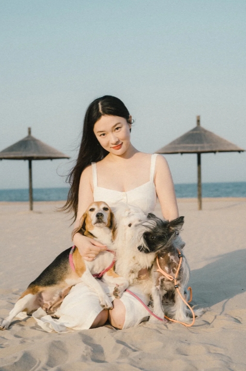 霍思燕度假现身，身材变化引热议