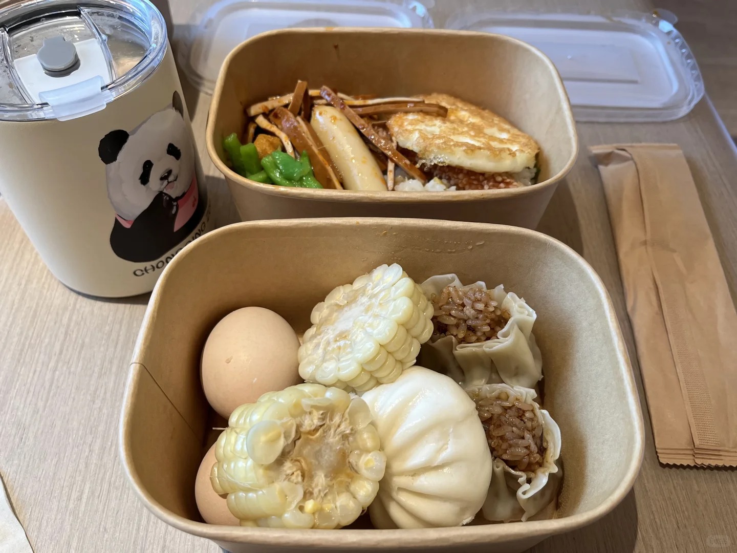 桔子酒店早餐
周末早餐人太多了，打包上来房间边看电视吃😁

咖啡机在清洗等了好