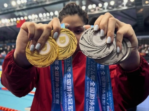 余依婷是2005年9月出生的浙江小将，她从2018年就开始各种为浙江游泳队斩获奖