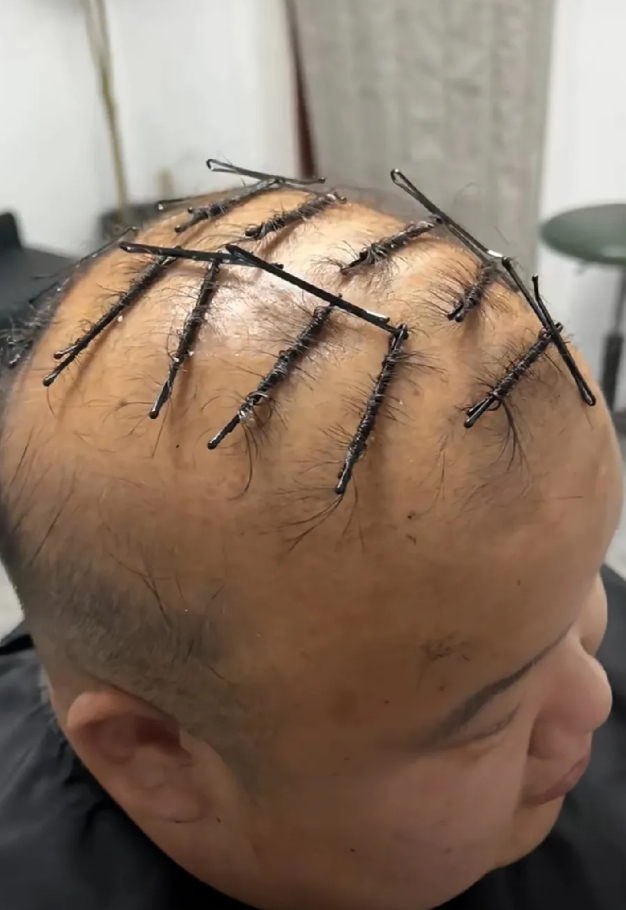 这大哥每年都要来我店里烫头发，今年特别流行羊毛卷，他要安排一个，是不是瞬间就让他