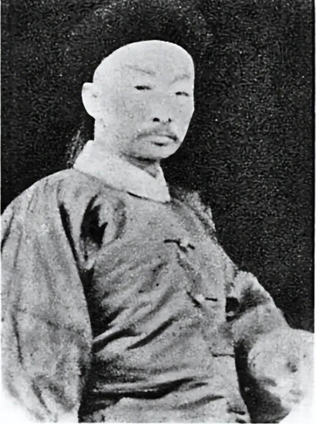 1880年夏，慈禧的屁股上长了个疖子，所有太医都看不好，因为老佛爷的屁股谁敢摸呀