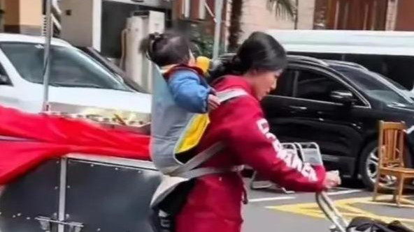 女子带两娃摆摊后续：儿子患心脏病后丈夫跳河