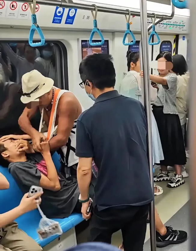 我问了律师，如果遇到像青岛地铁上那种强行要求让座的大爷，我们应该怎么办。律师是这