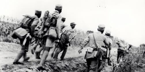 抗战中，日军重兵偷袭新四军一团驻地，战士们被惊醒，提枪往外跑，却被日军火力压制。