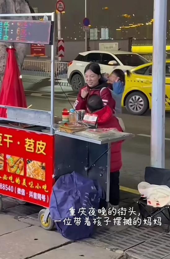 泪目！重庆，28女子带着两个孩子摆摊卖豆干，一个男子点了一份却给她转了 5000