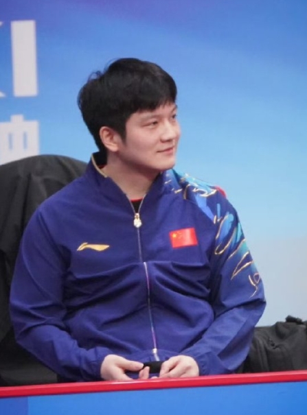 今天是公祭日，樊振东还特意在衣服上贴上了国旗！ ​