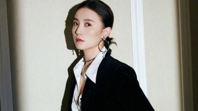 宋佳被曝两年前已领证结婚，男方比她小8岁，身份被扒某知名导演