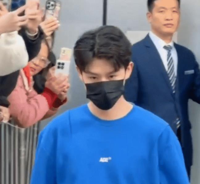 演员丞磊遭助理颜值碾压，走在前面造型超时尚。
 
有人说助理应该有助理的样子，为